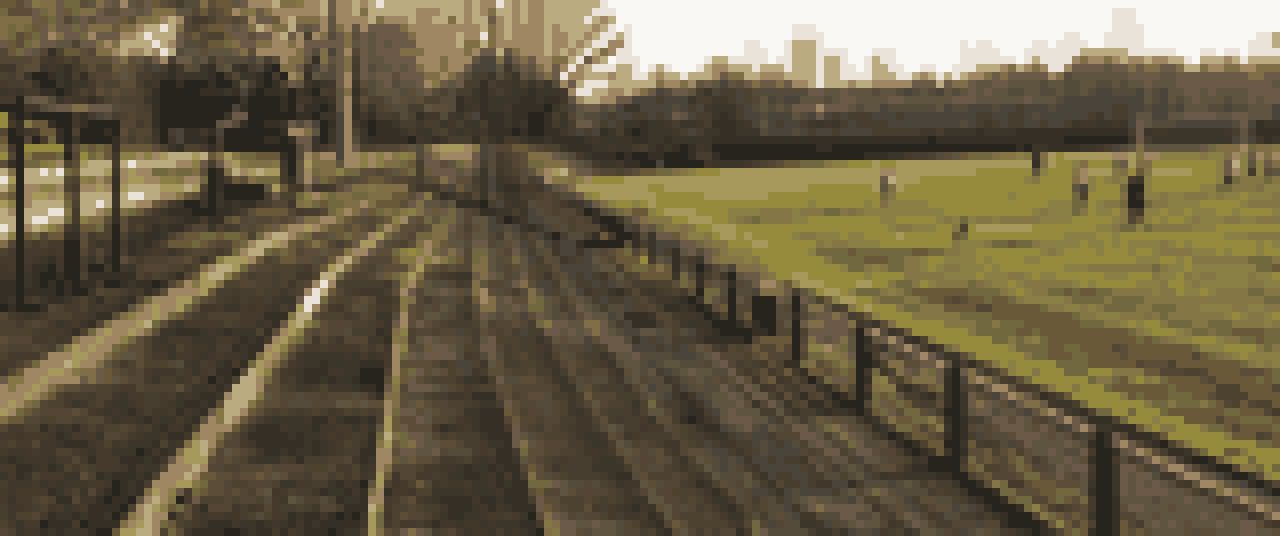 Pixelgrafik: ein alter Sportplatz im Spaetherbst, verwitterte Betonstufen, kahle Baeume, tiefe Sonne