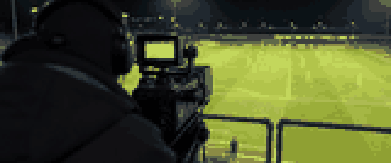Pixelgrafik: eine Fernsehkamera auf einem Podest am Spielfeldrand, von hinten gesehen, der Rasen dahinter