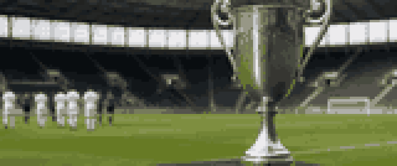 Pixelgrafik: ein silberner Pokal mit zwei Griffen vor dem Rasen eines Stadions