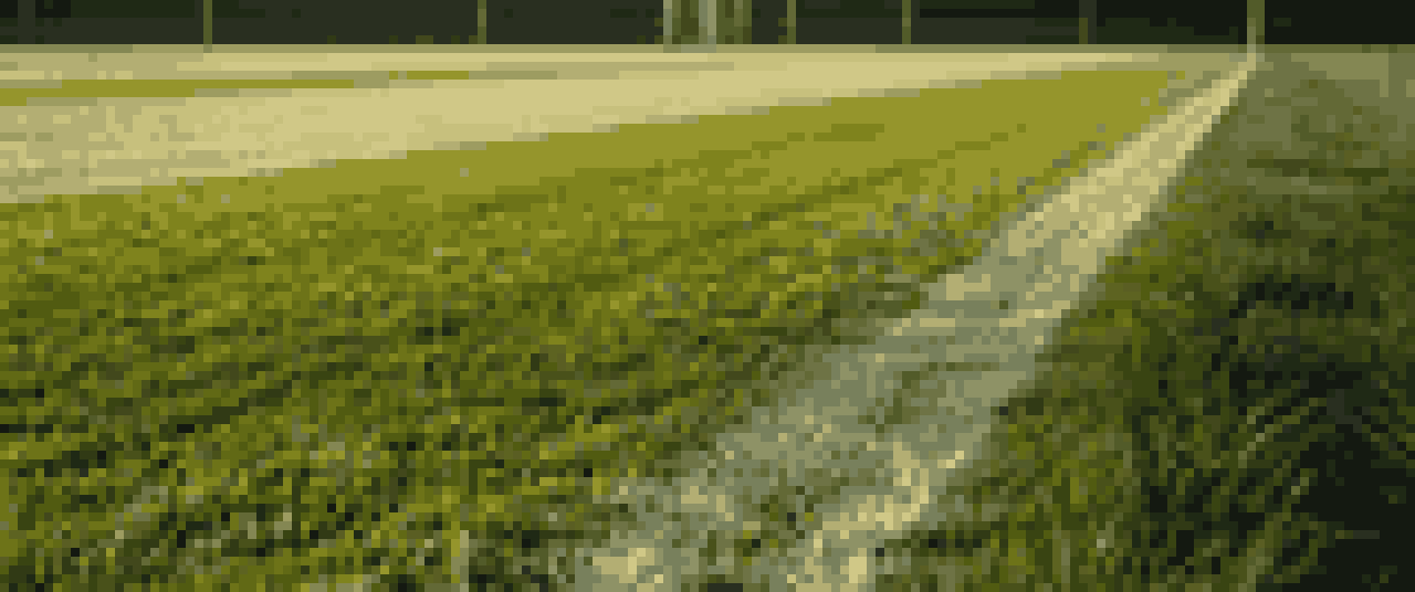 Pixelgrafik: die weisse Seitenlinie eines Fussballplatzes im Morgenlicht, gemaehte Rasenstreifen bis zur Eckfahne